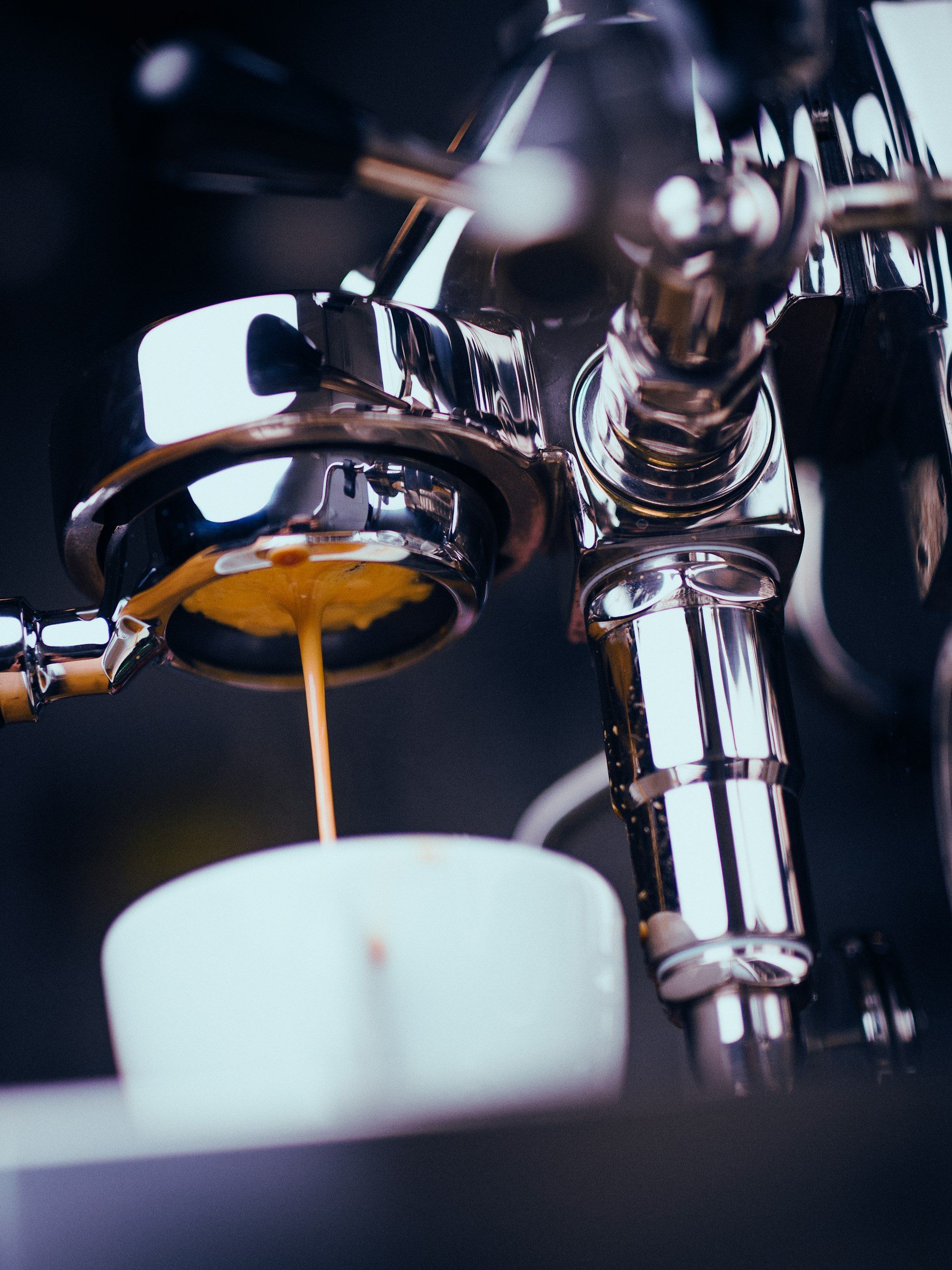 Mesin espresso baja menuang ke dalam cangkir