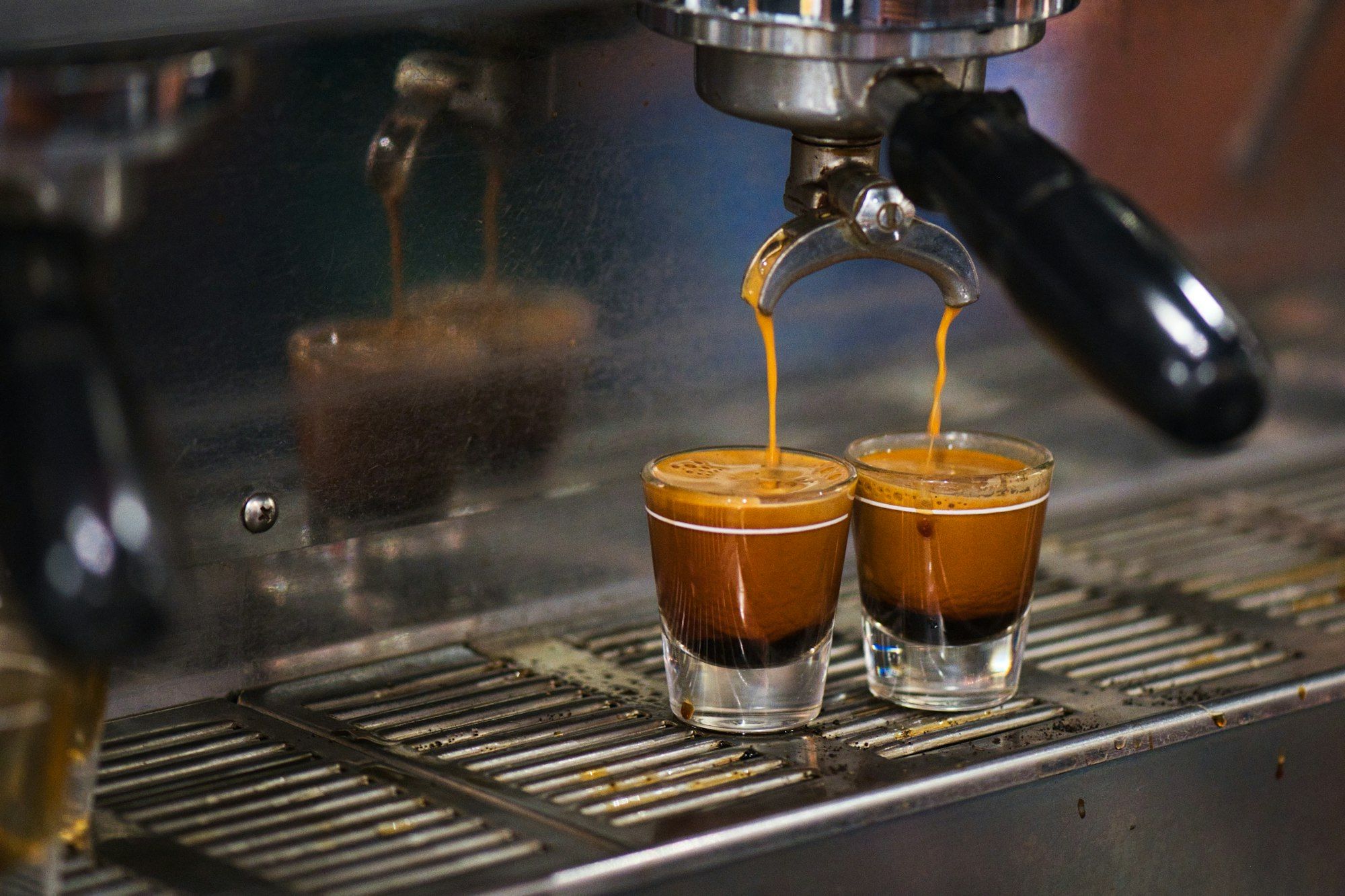 Cangkir-cangkir espresso tersusun di atas mesin