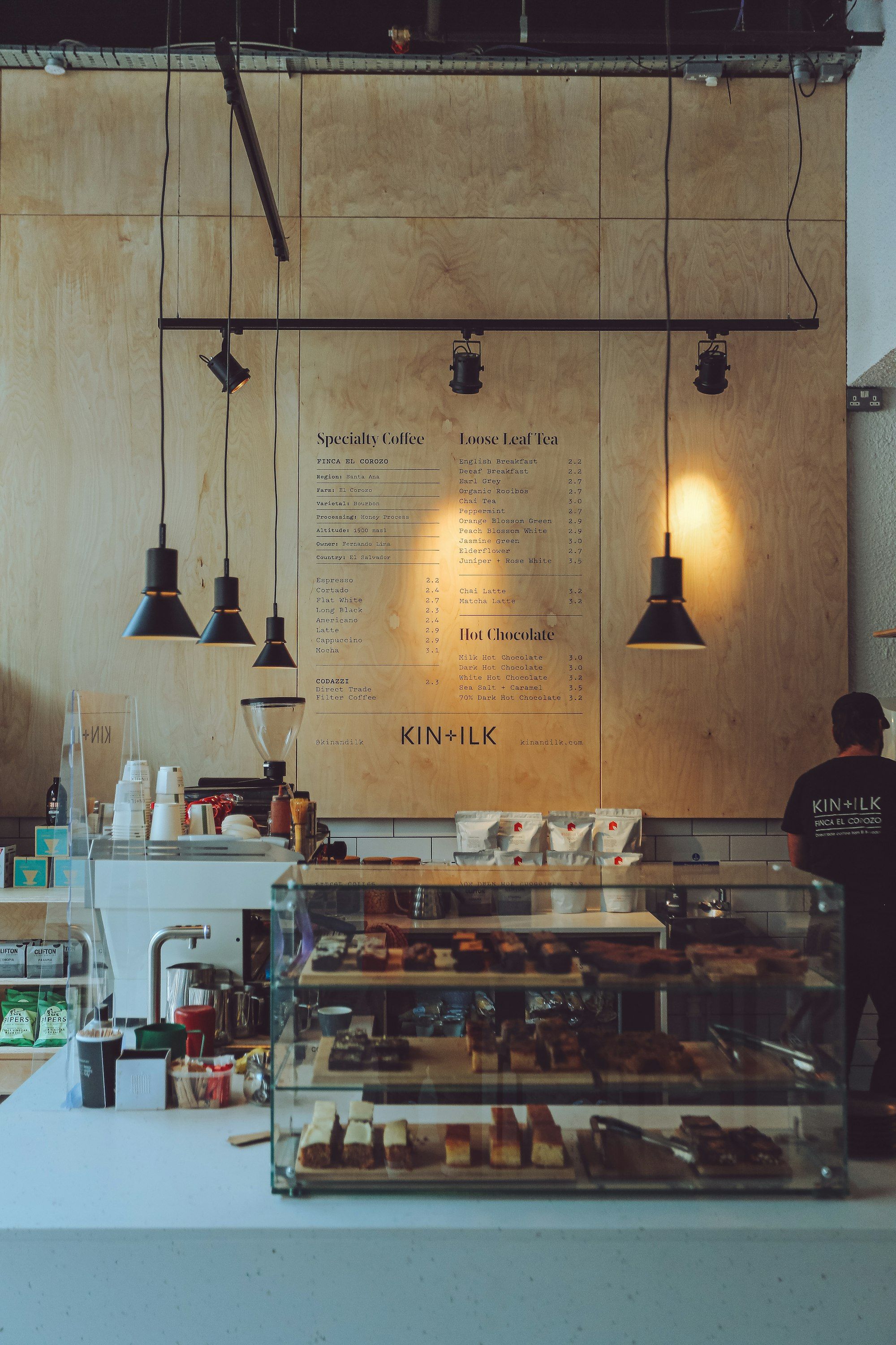 Papan menu berbingkai kayu yang ditulis tangan