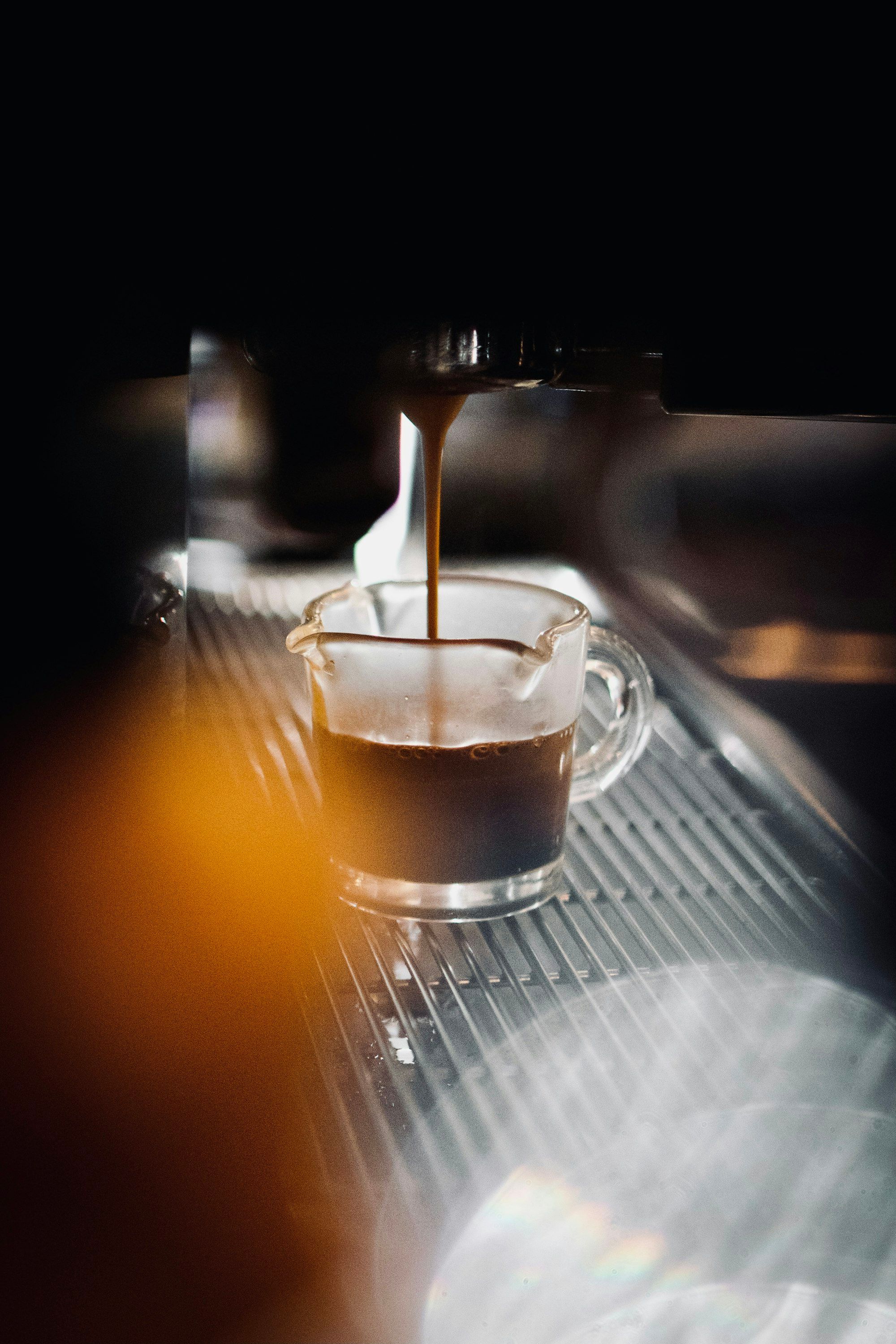 Gelas kaca bening berisi kopi hitam